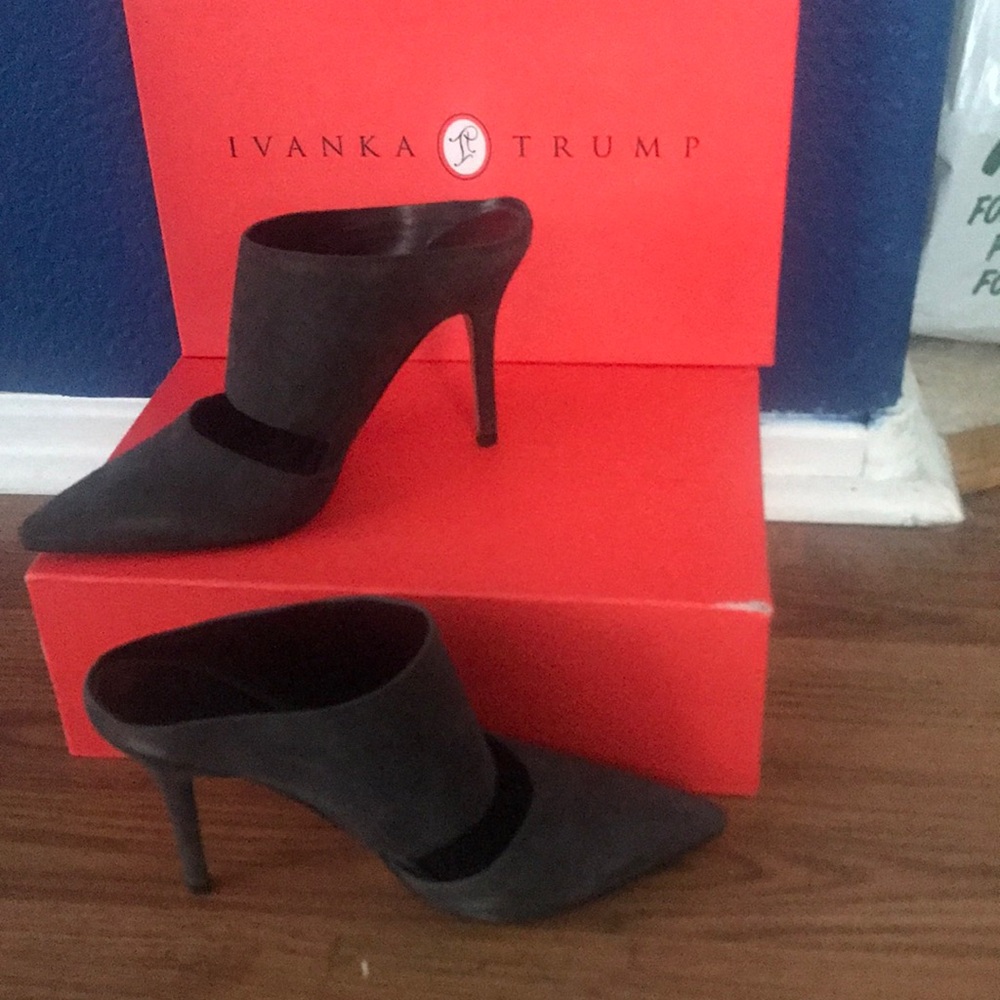 Suede gray pointed toe slings